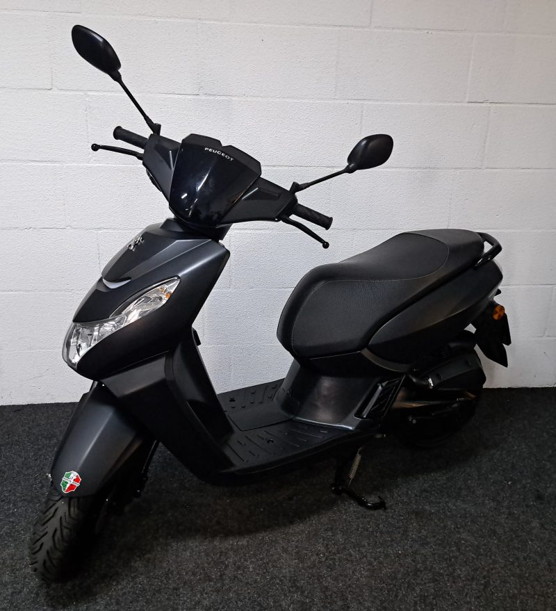 Peugeot Kisbee mat zwarte bromscooter