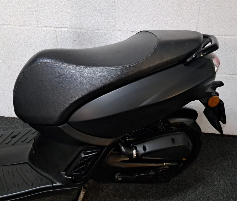 Peugeot Kisbee mat zwarte bromscooter - Afbeelding 7