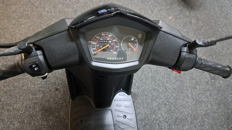 Peugeot Kisbee mat zwarte bromscooter - Afbeelding 6