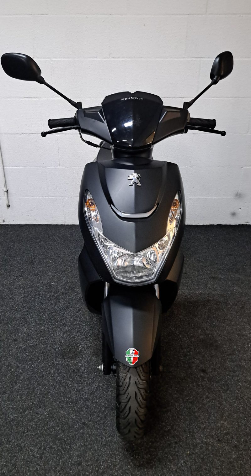 Peugeot Kisbee mat zwarte bromscooter - Afbeelding 4