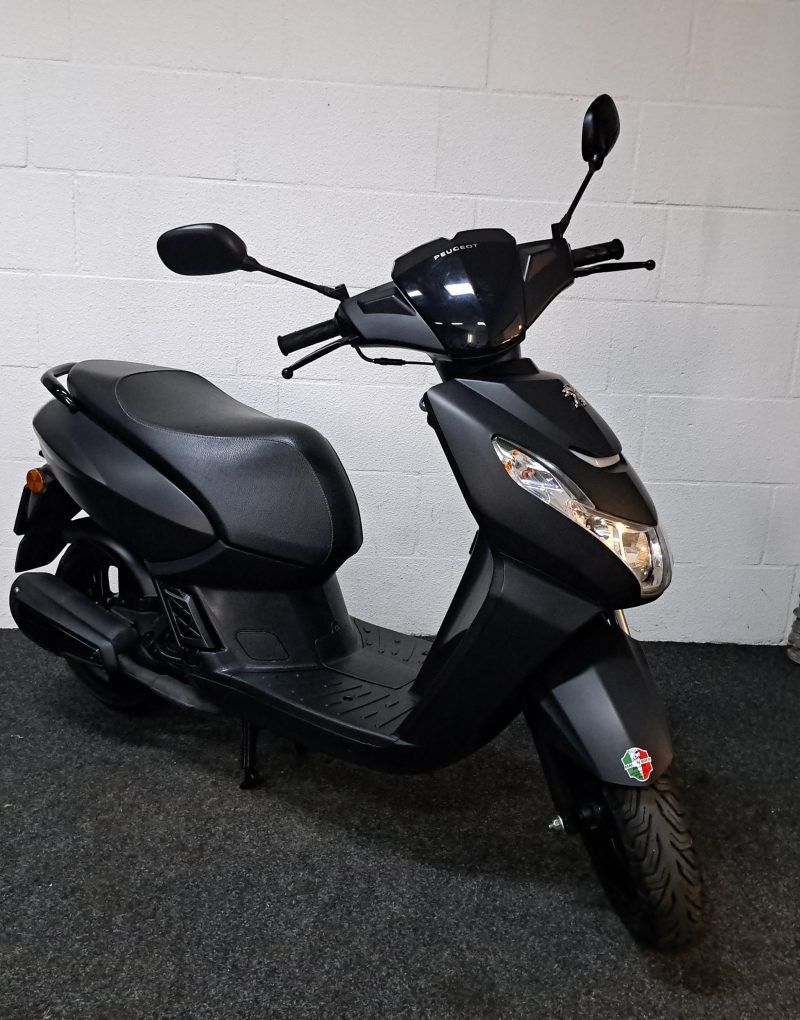 Peugeot Kisbee mat zwarte bromscooter - Afbeelding 3