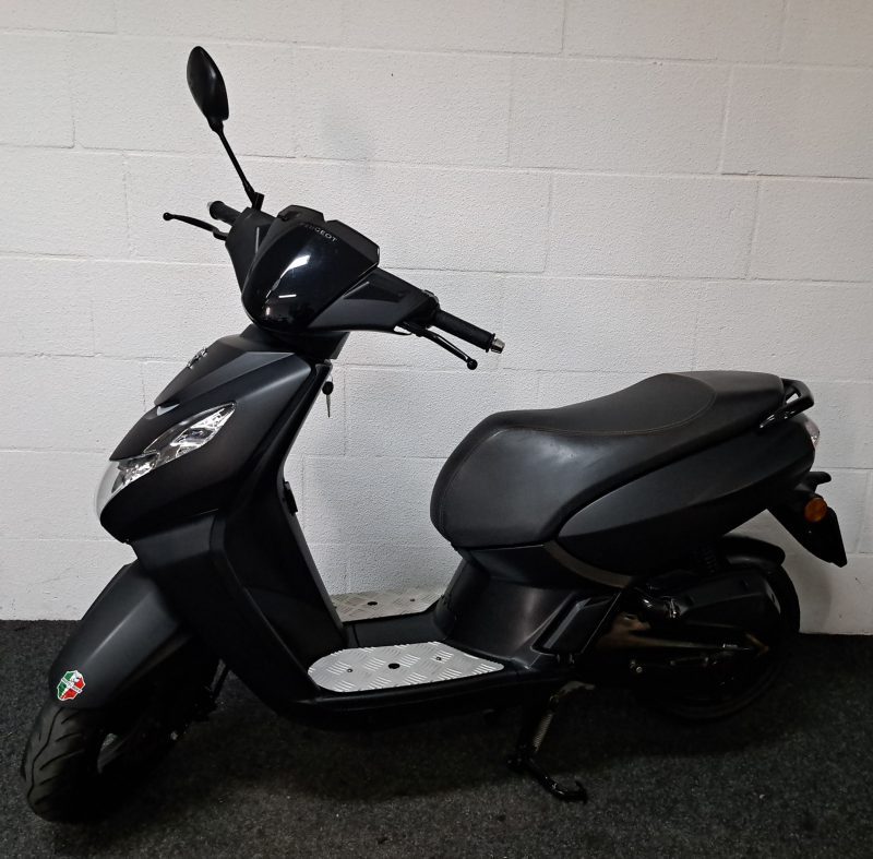 Peugeot Kisbee mat zwarte bromscooter