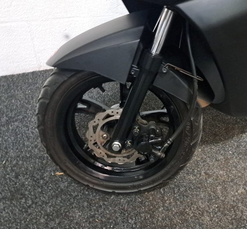 Peugeot Kisbee mat zwarte bromscooter - Afbeelding 2