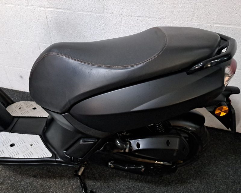 Peugeot Kisbee mat zwarte bromscooter - Afbeelding 3