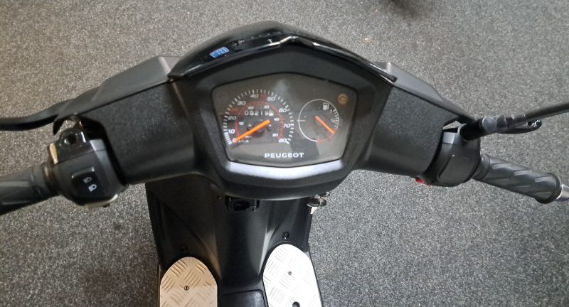 Peugeot Kisbee mat zwarte bromscooter - Afbeelding 4