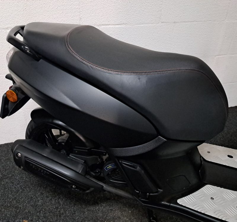 Peugeot Kisbee mat zwarte bromscooter - Afbeelding 8
