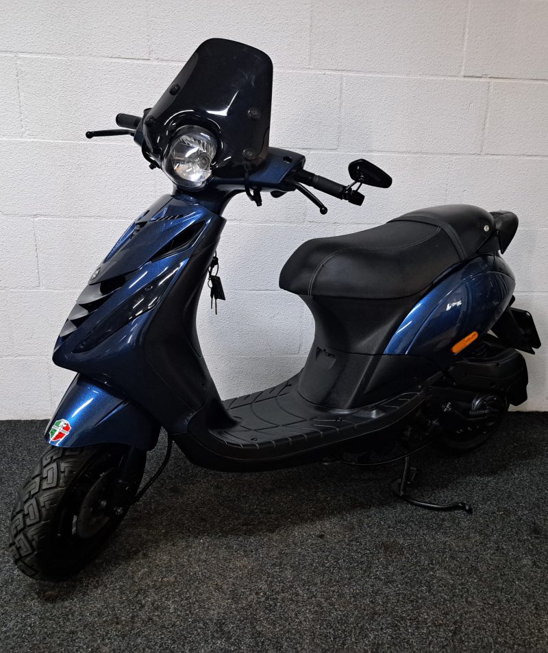 Blauwe Piaggio Zip bromscooter