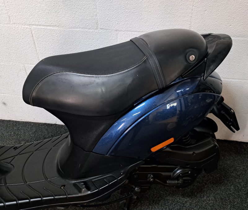 Blauwe Piaggio Zip bromscooter - Afbeelding 3
