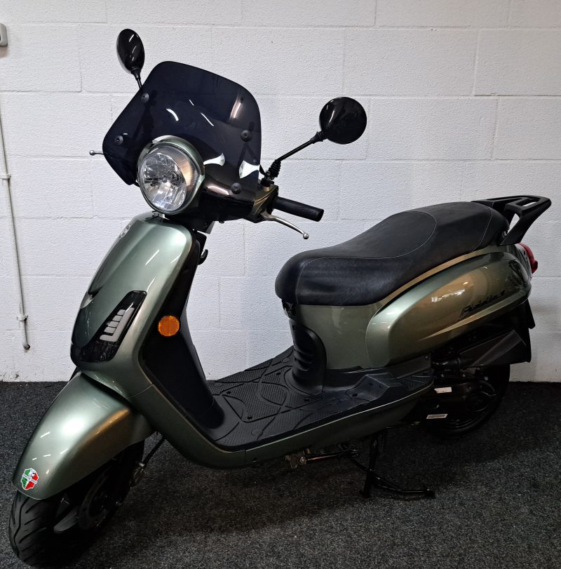 Olijf groene Sym Fiddle II bromscooter