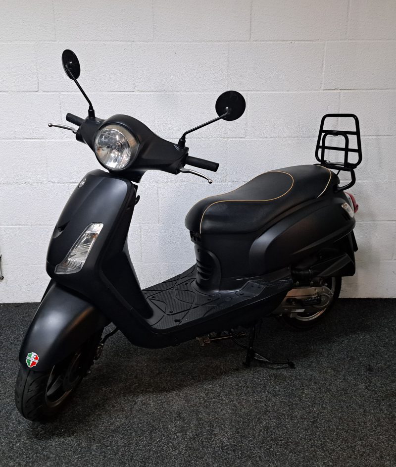 Mat zwarte Sym Fiddle II bromscooter