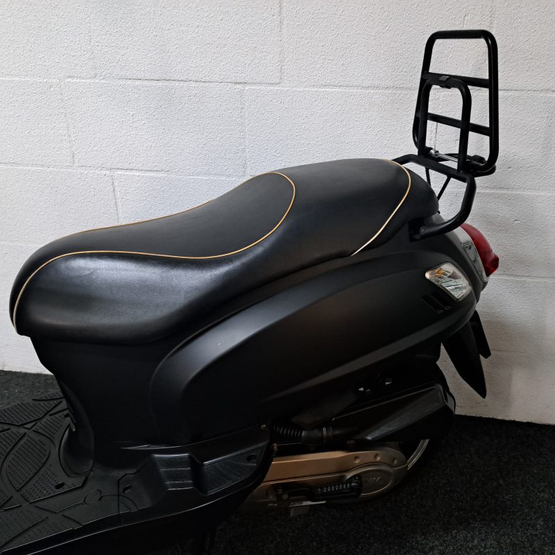 Mat zwarte Sym Fiddle II bromscooter - Afbeelding 2