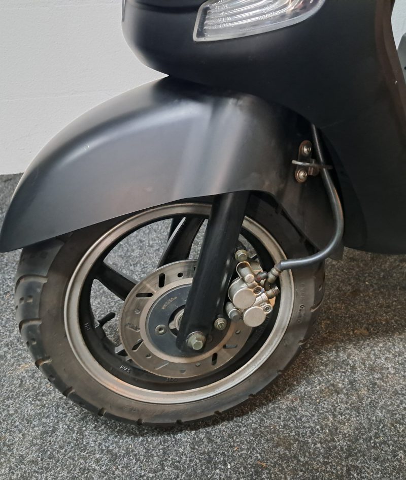 Mat zwarte Sym Fiddle II bromscooter - Afbeelding 3