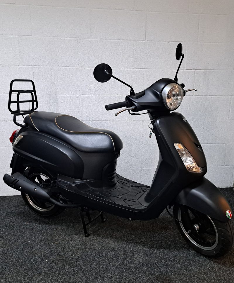 Mat zwarte Sym Fiddle II bromscooter - Afbeelding 4