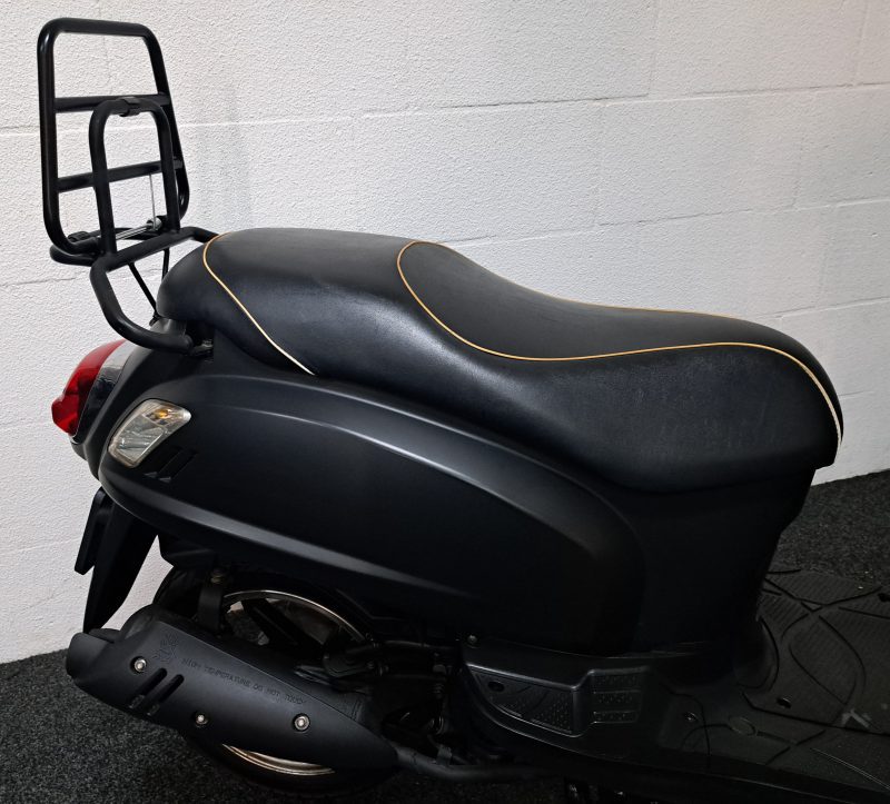 Mat zwarte Sym Fiddle II bromscooter - Afbeelding 5