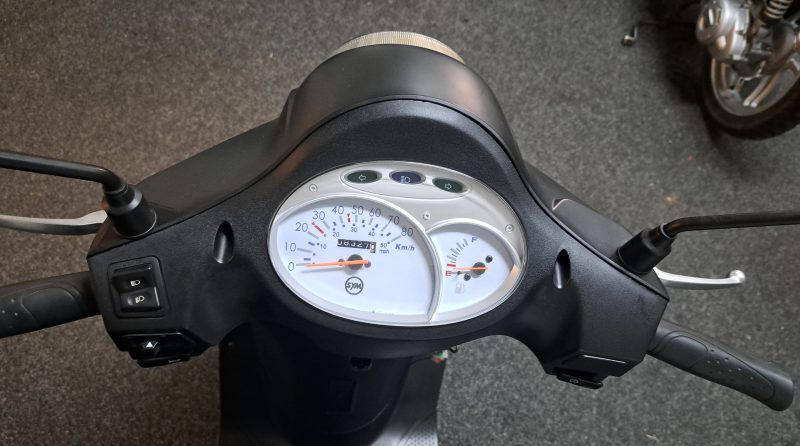 Mat zwarte Sym Fiddle II bromscooter - Afbeelding 6