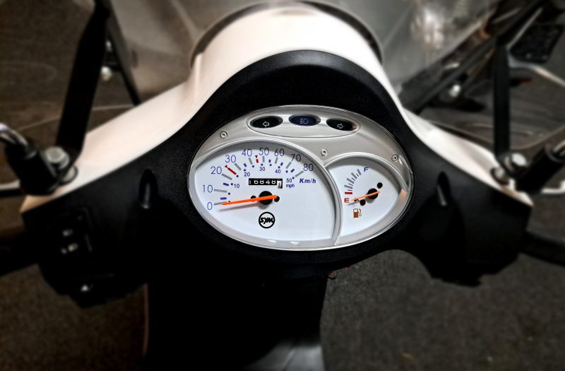 Witte Sym Fiddle II bromscooter - Afbeelding 2