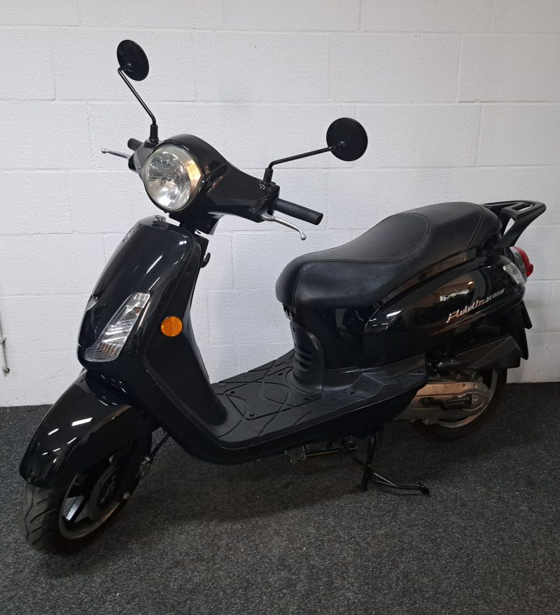 Zwarte Sym Fiddle II bromscooter