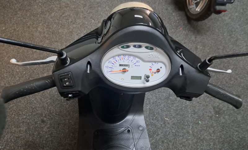 Zwarte Sym Fiddle II bromscooter - Afbeelding 4