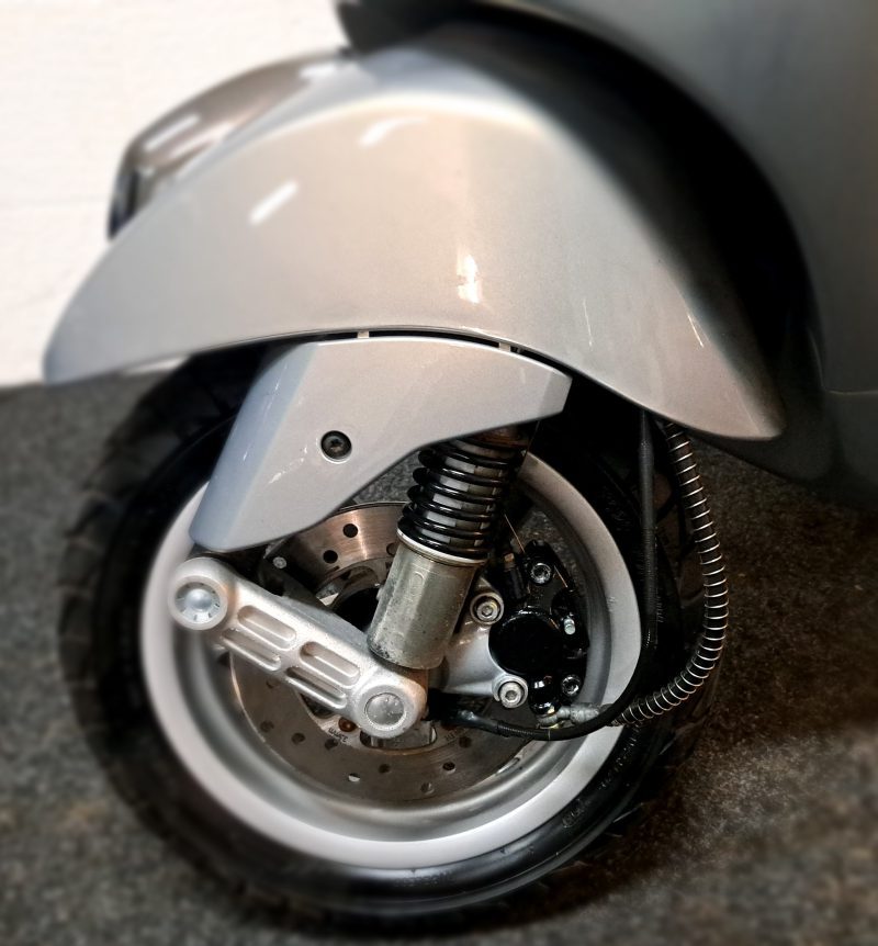 Vespa LX Touring, parelmoer grijs kleurige bromscooter - Afbeelding 2