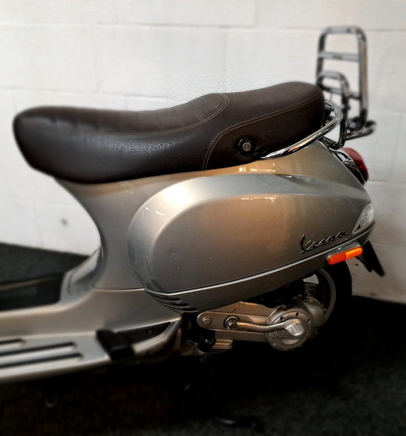 Vespa LX Touring, parelmoer grijs kleurige bromscooter - Afbeelding 3