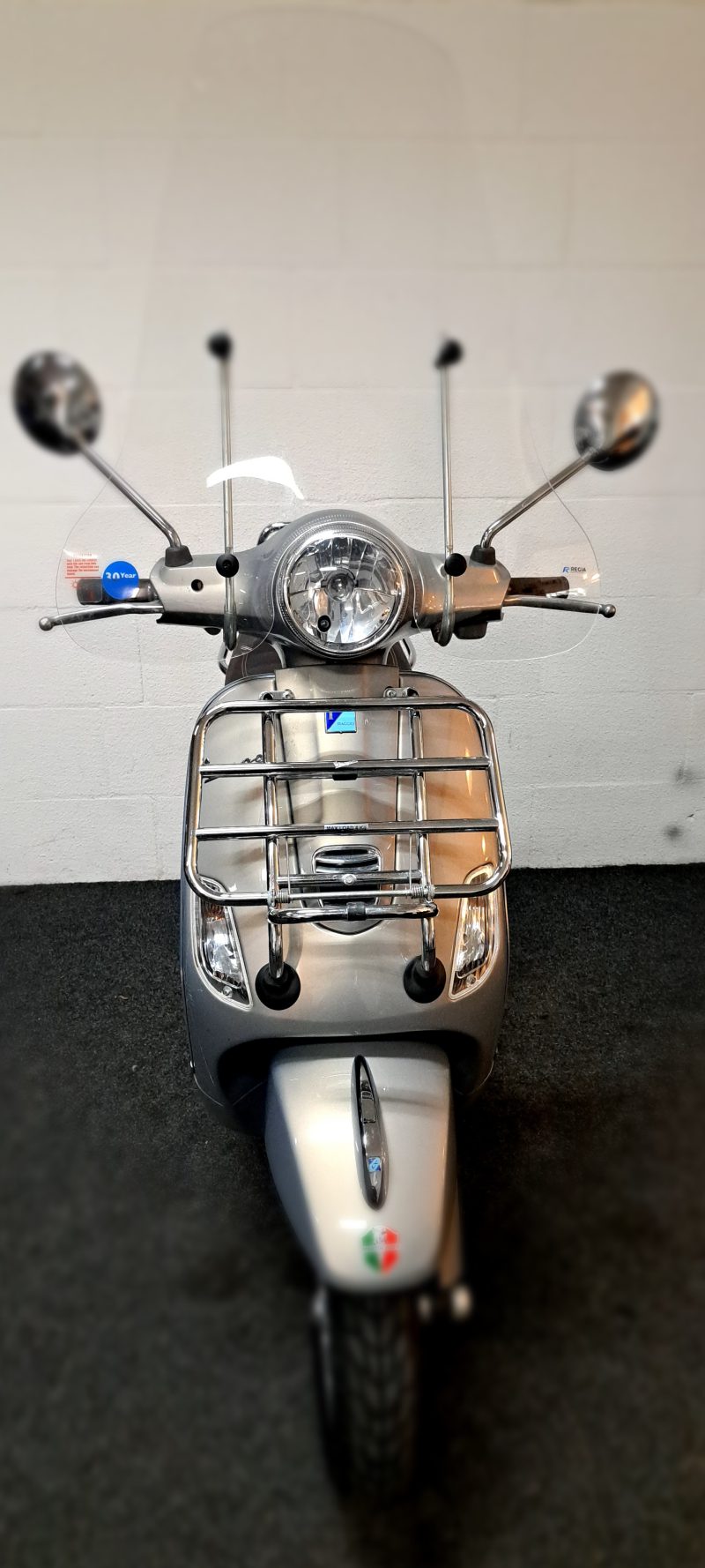 Vespa LX Touring, parelmoer grijs kleurige bromscooter - Afbeelding 4