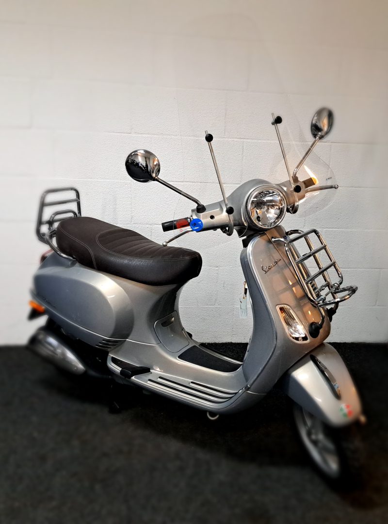Vespa LX Touring, parelmoer grijs kleurige bromscooter - Afbeelding 9