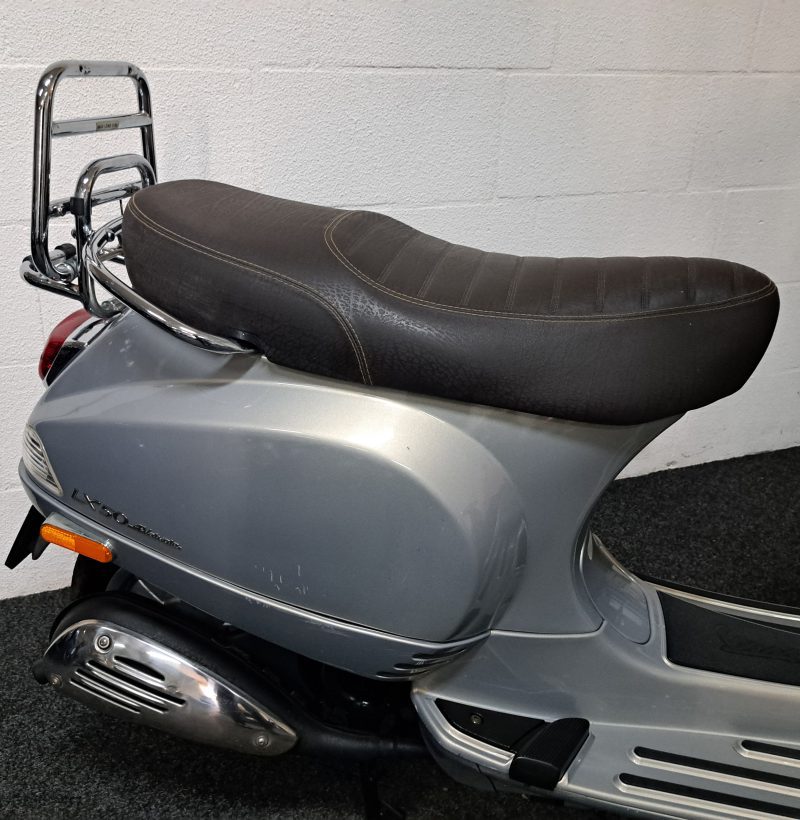 Vespa LX Touring, parelmoer grijs kleurige bromscooter - Afbeelding 5