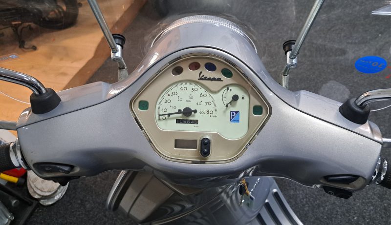 Vespa LX Touring, parelmoer grijs kleurige bromscooter - Afbeelding 6