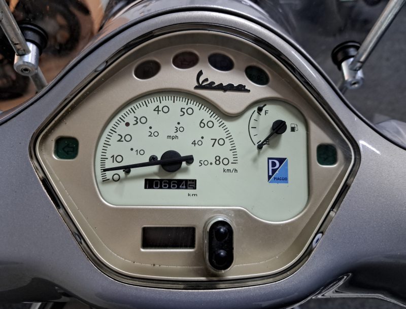 Vespa LX Touring, parelmoer grijs kleurige bromscooter - Afbeelding 7
