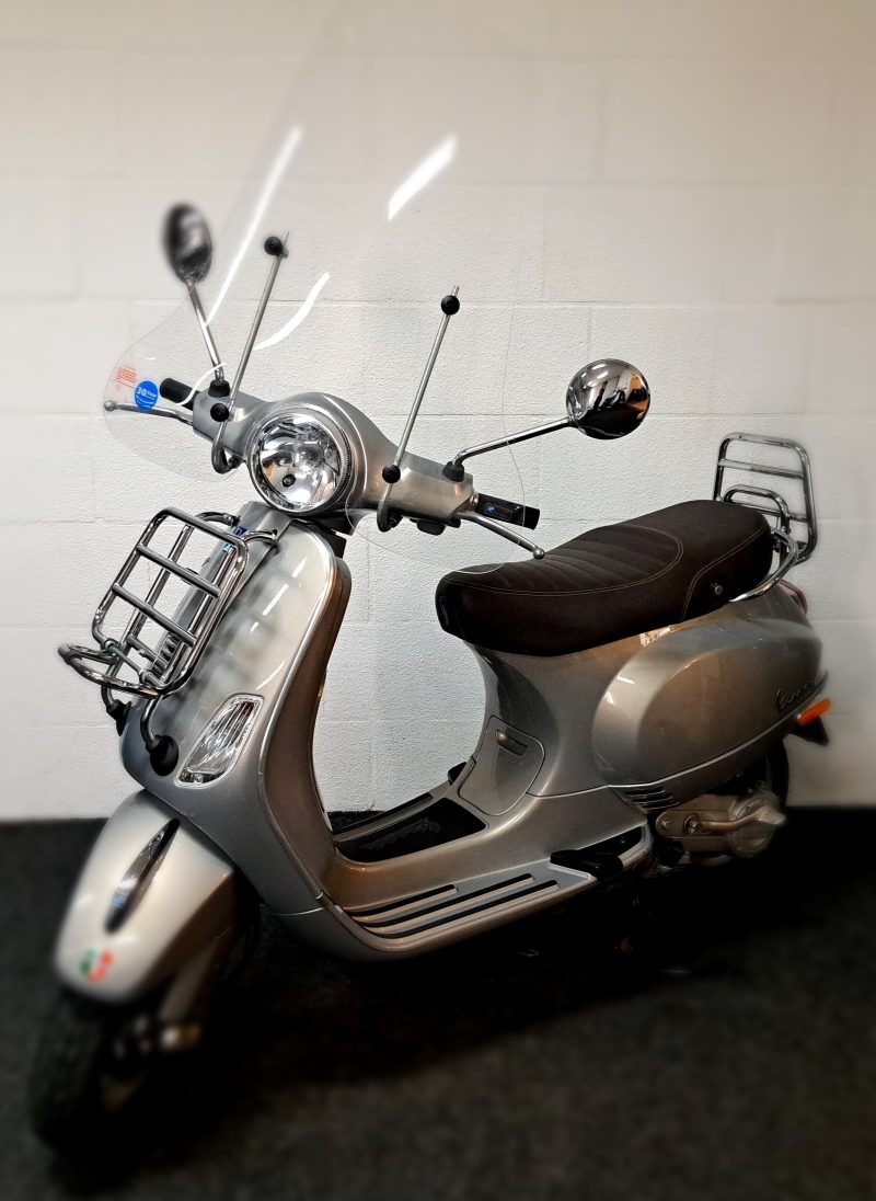 Vespa LX Touring, parelmoer grijs kleurige bromscooter