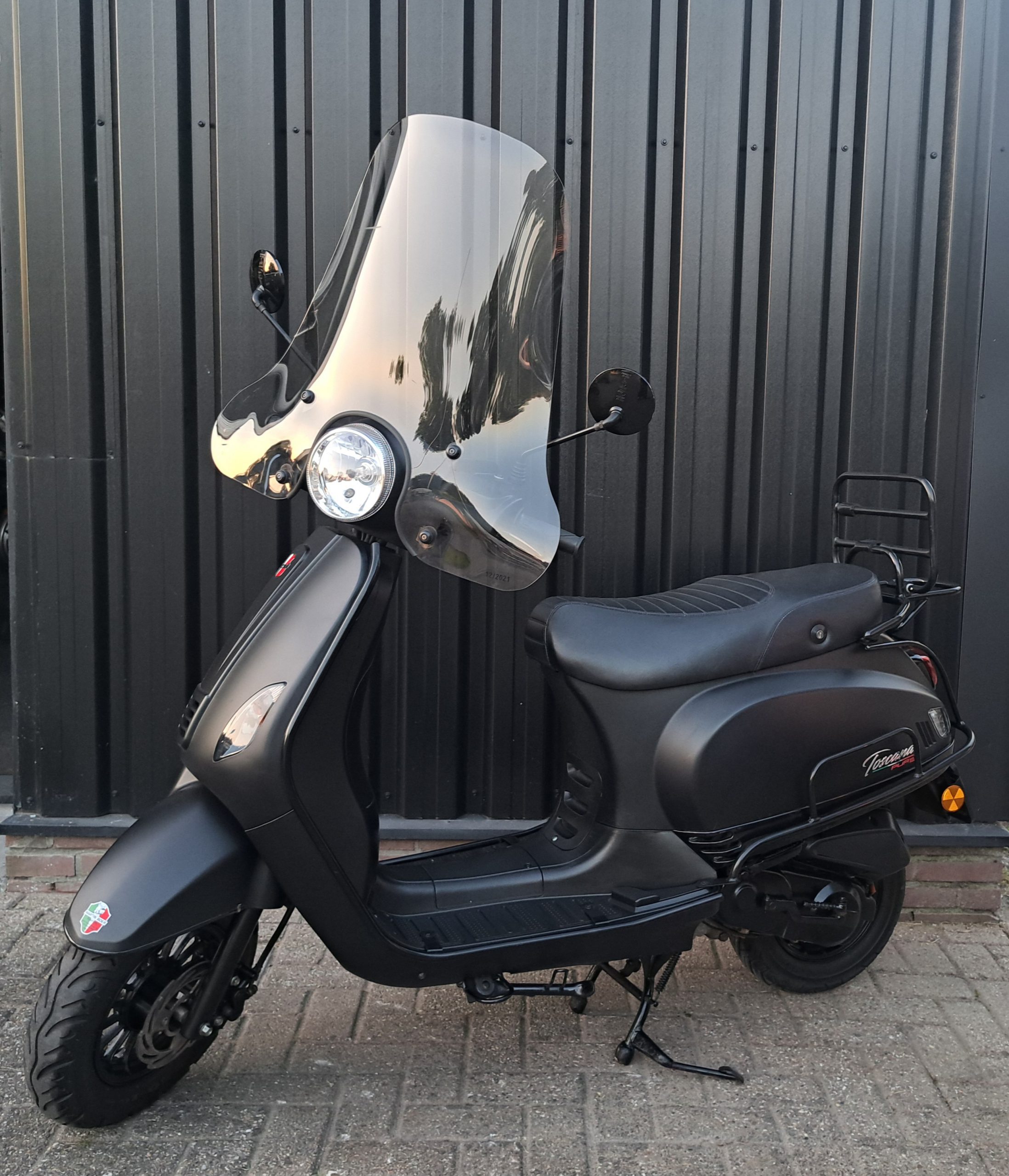GTS Toscana Pure mat zwarte bromscooter