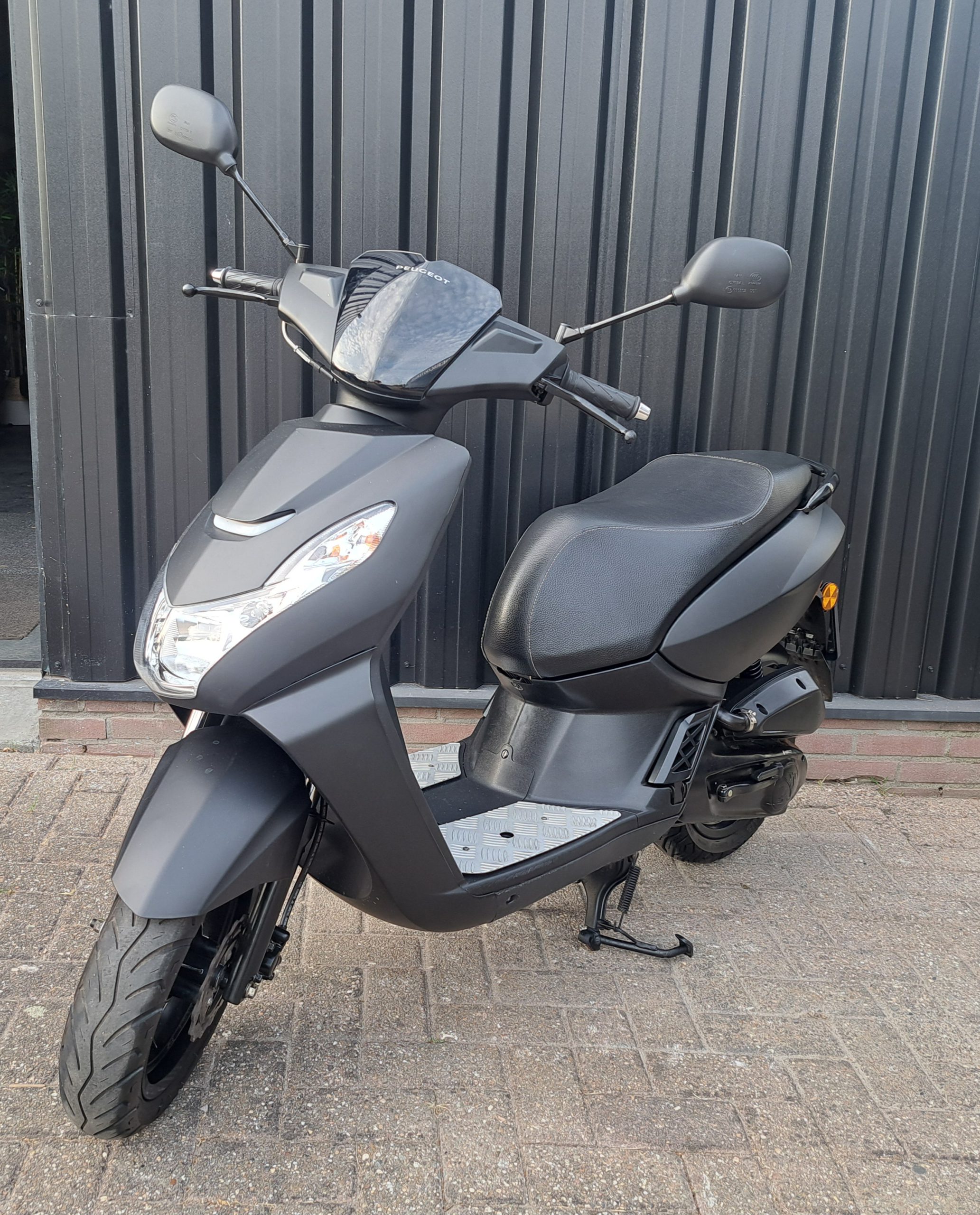 Mat zwarte Peugeot Kisbee bromscooter