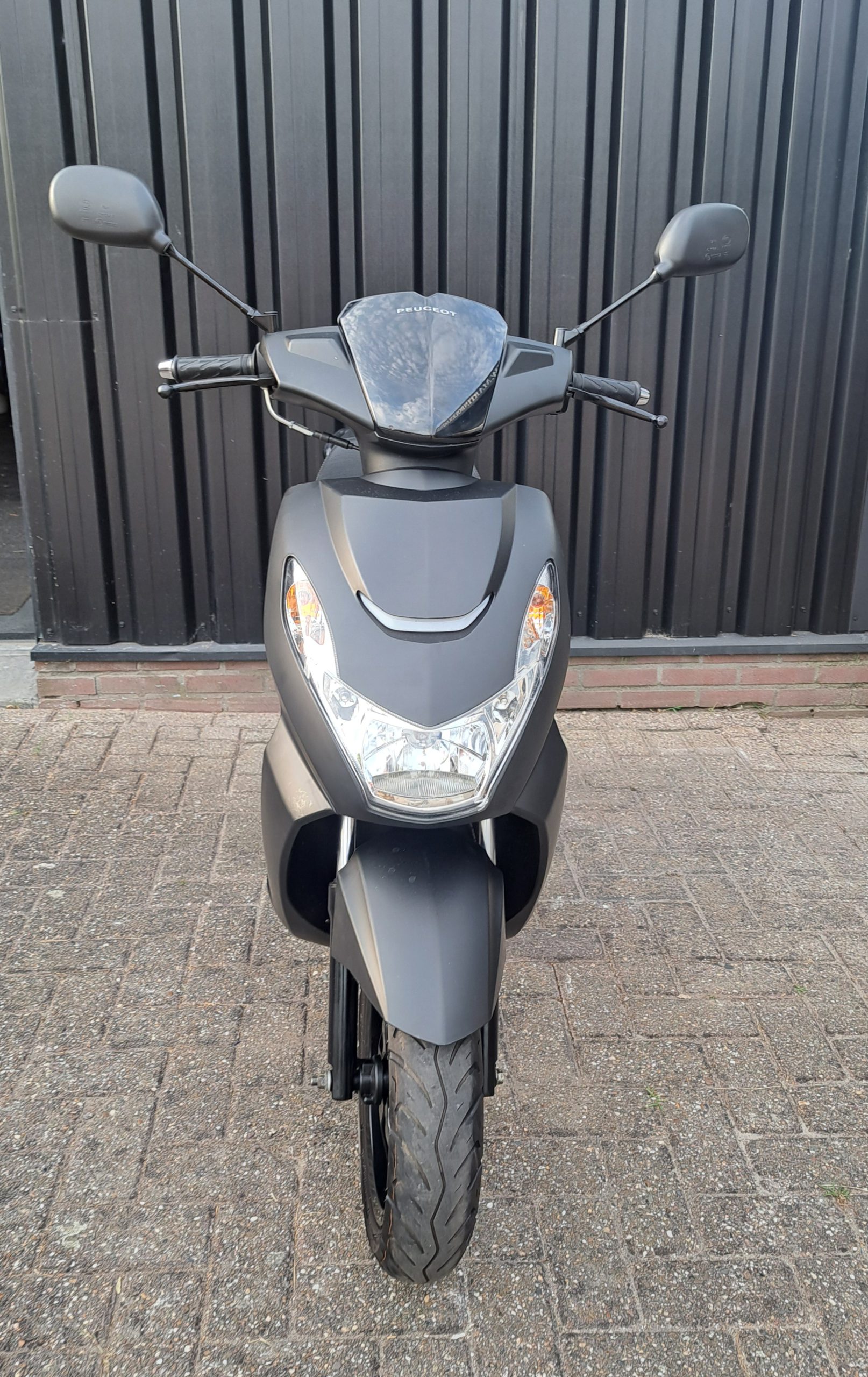 Mat zwarte Peugeot Kisbee bromscooter - Afbeelding 2