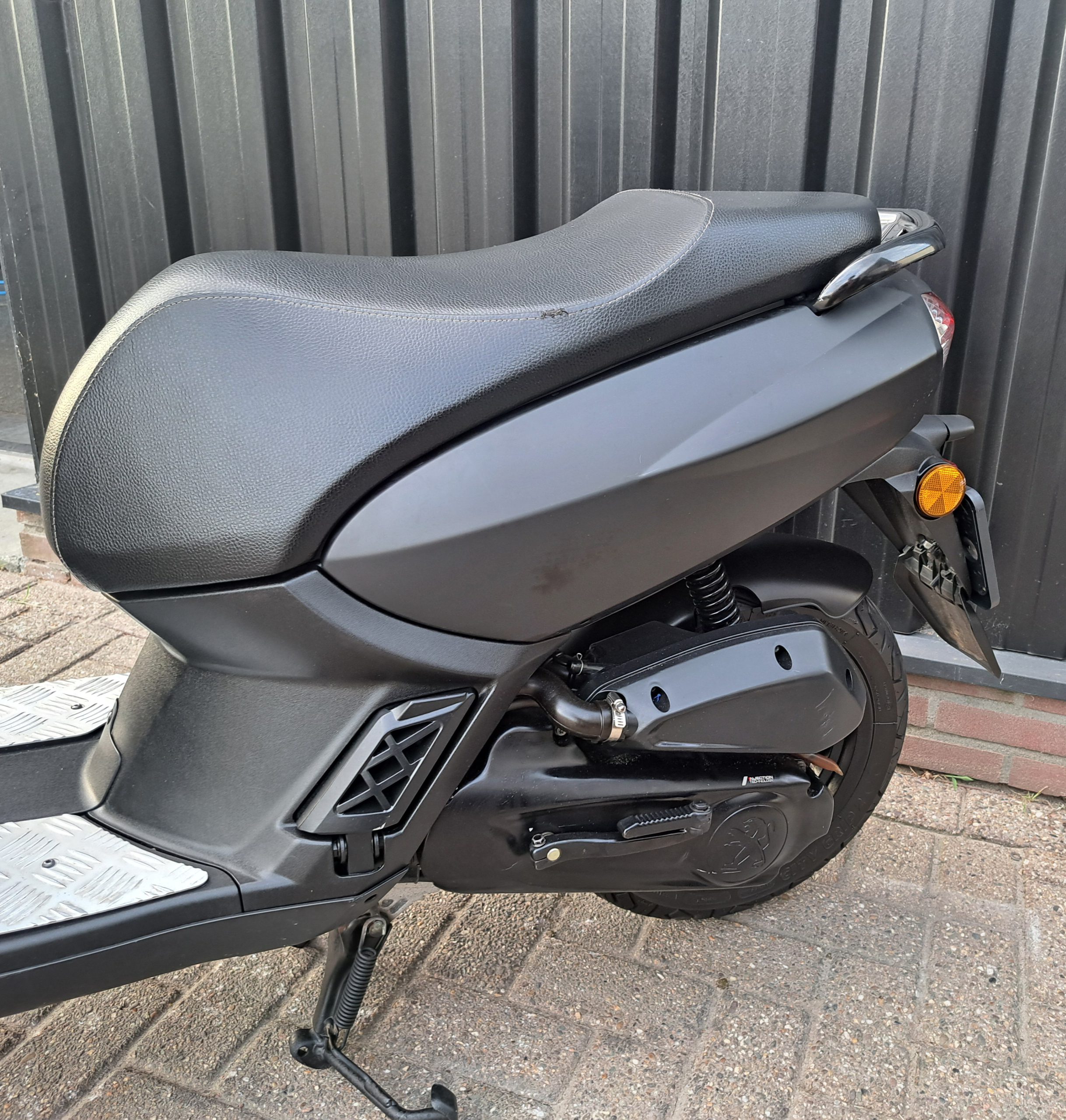 Mat zwarte Peugeot Kisbee bromscooter - Afbeelding 10