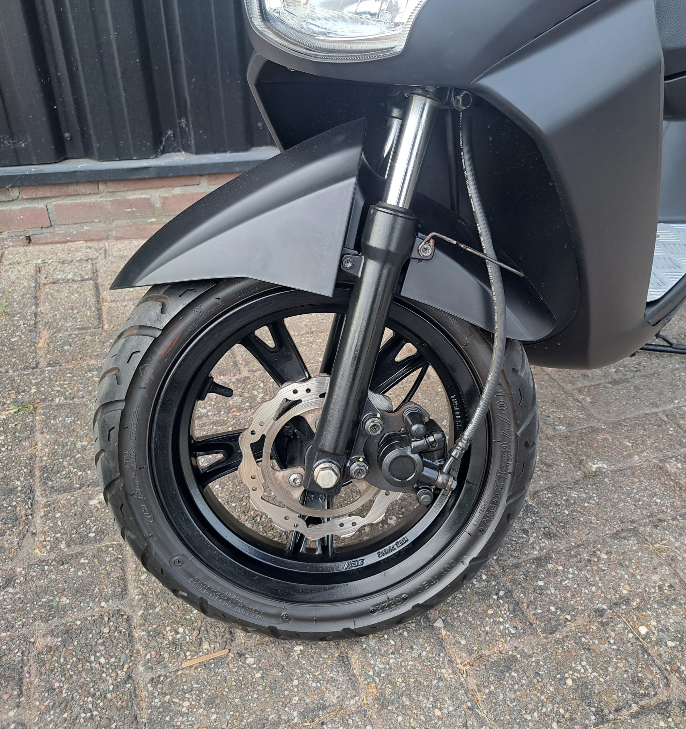 Mat zwarte Peugeot Kisbee bromscooter - Afbeelding 9