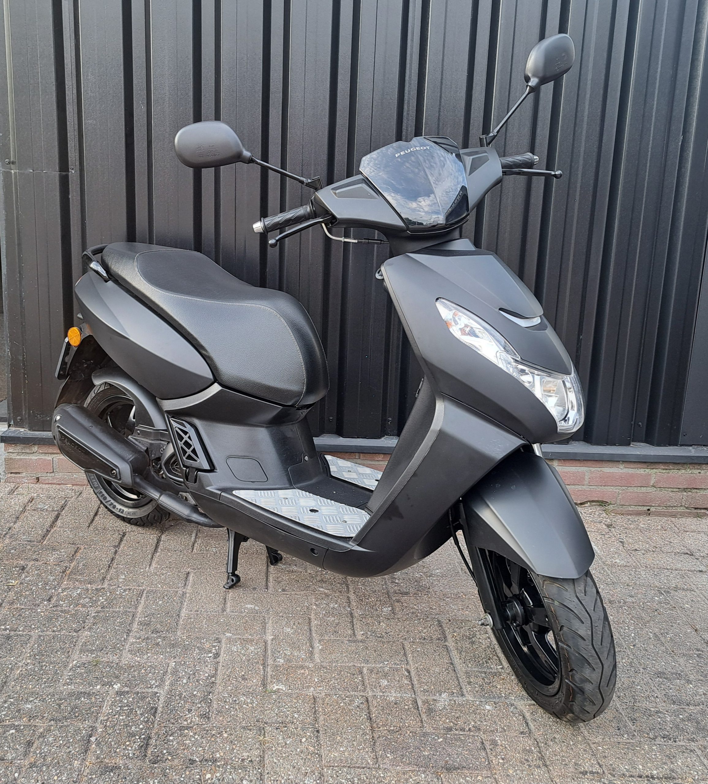 Mat zwarte Peugeot Kisbee bromscooter - Afbeelding 8