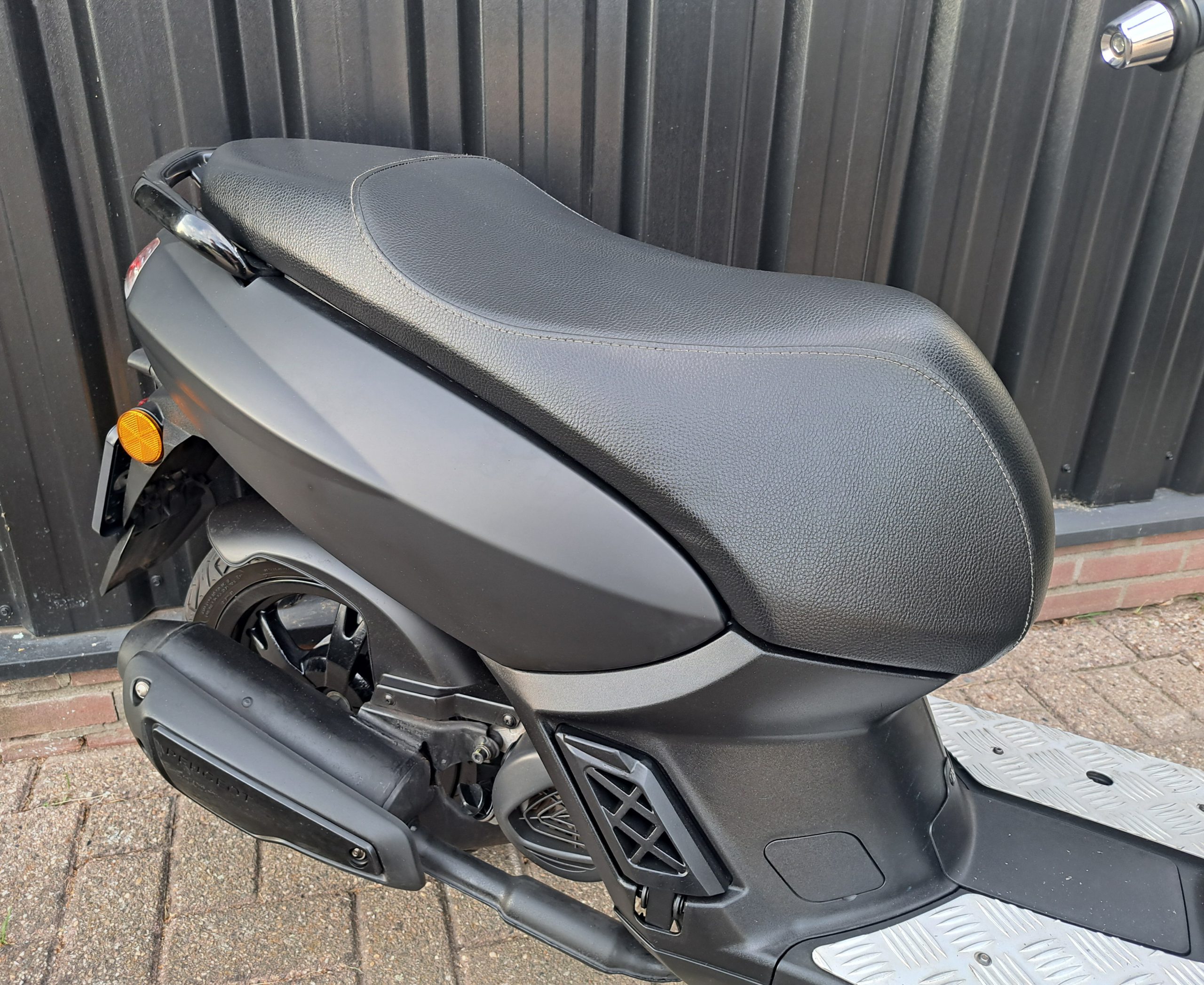 Mat zwarte Peugeot Kisbee bromscooter - Afbeelding 7