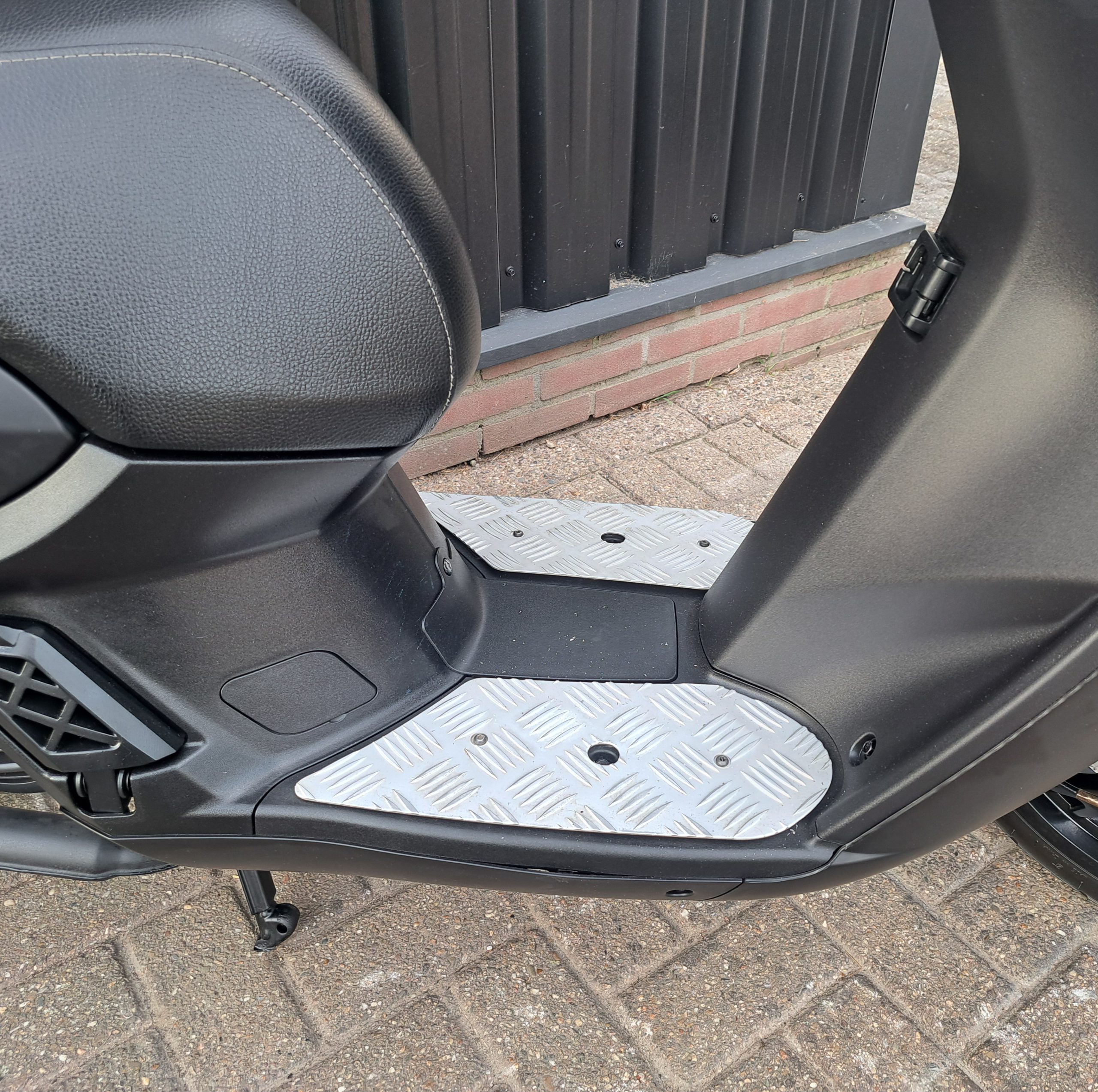 Mat zwarte Peugeot Kisbee bromscooter - Afbeelding 6
