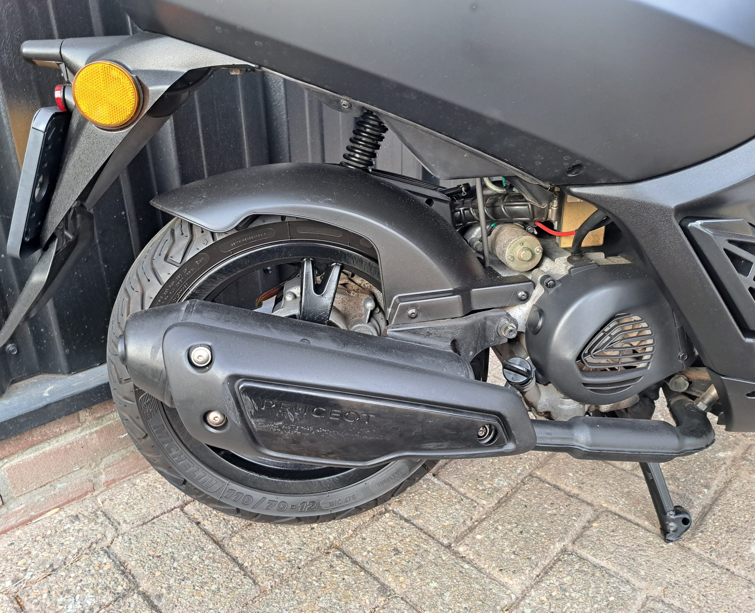 Mat zwarte Peugeot Kisbee bromscooter - Afbeelding 5