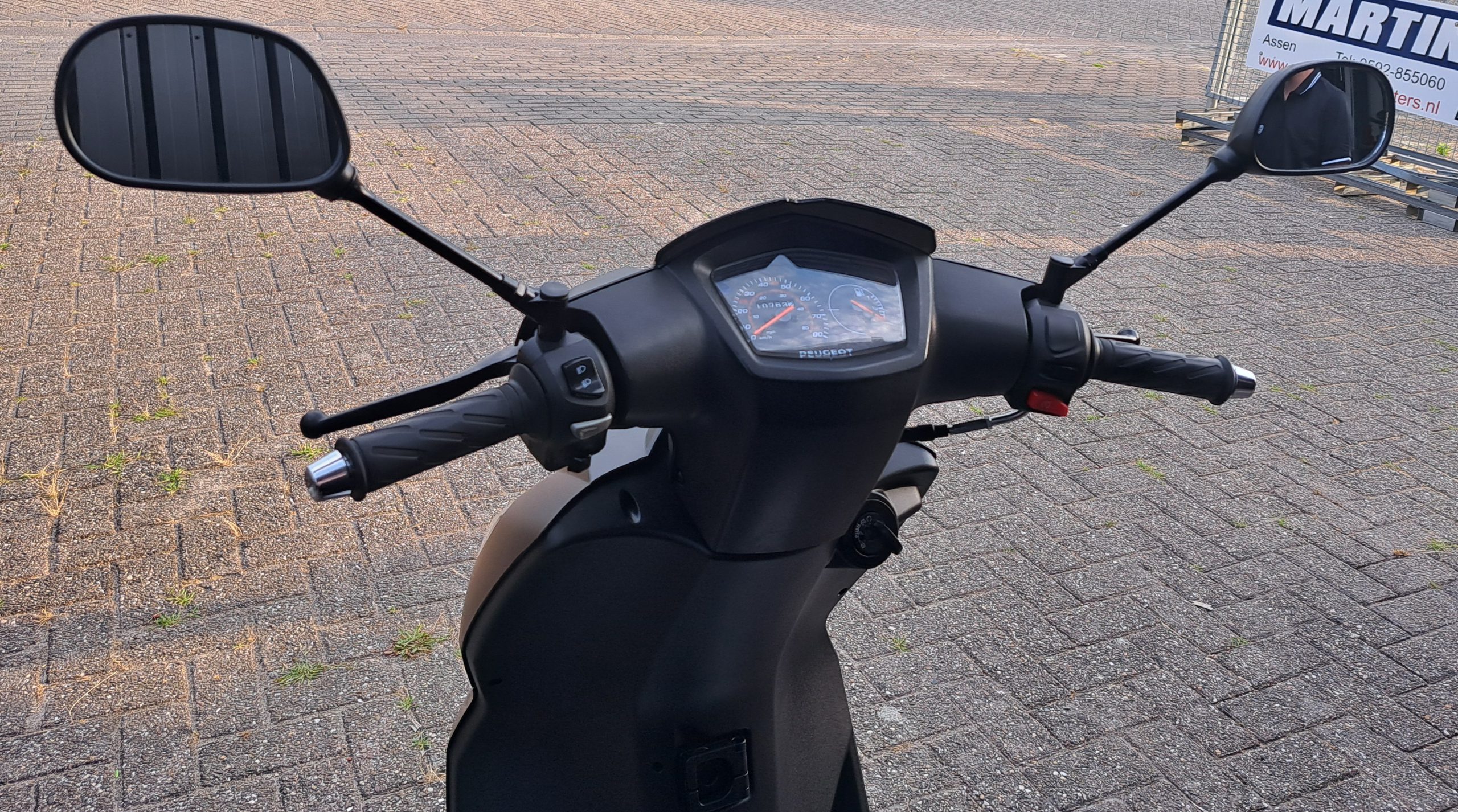 Mat zwarte Peugeot Kisbee bromscooter - Afbeelding 4