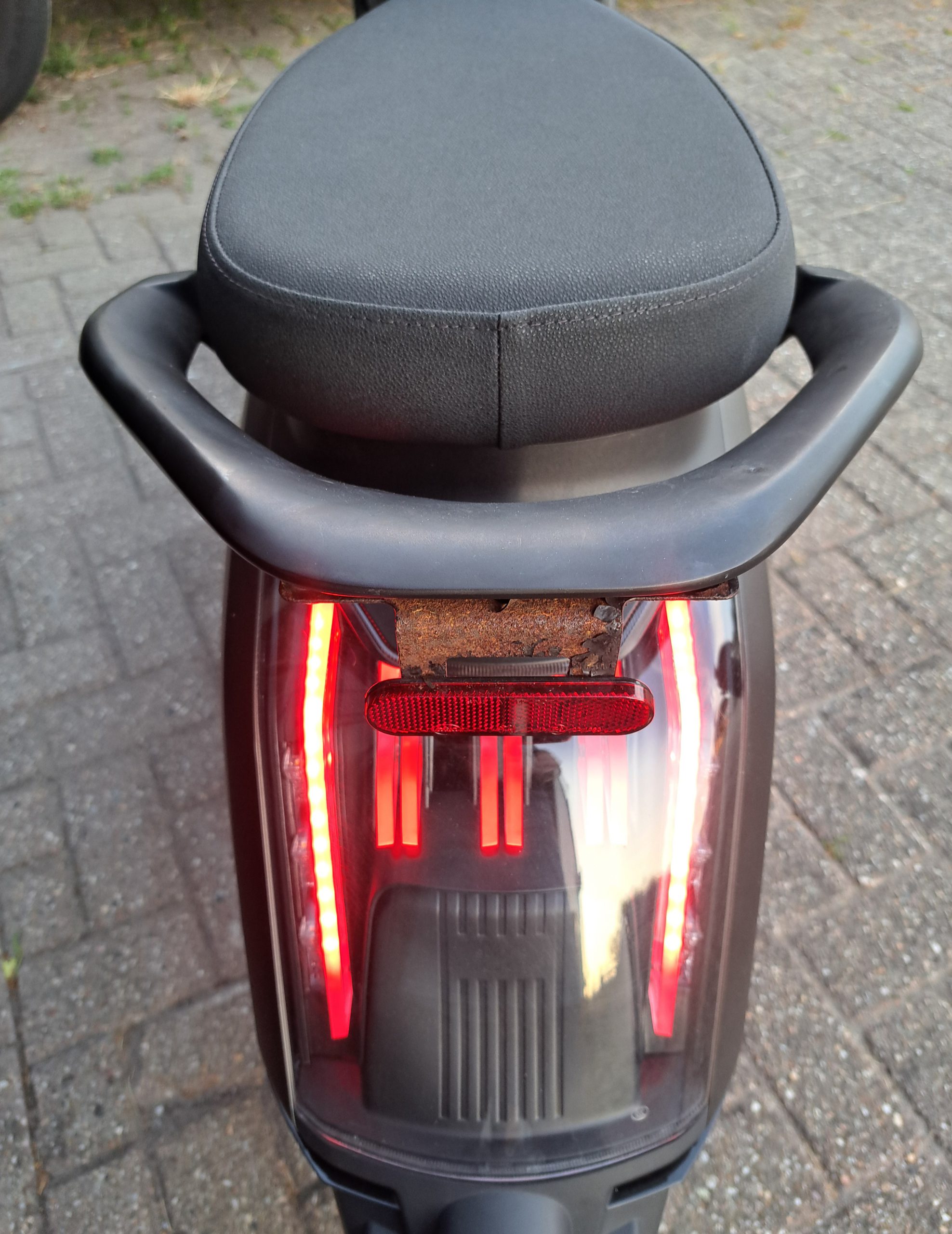 Super Soco Cux elektrische snorscooter Charcoal Grey - Afbeelding 6