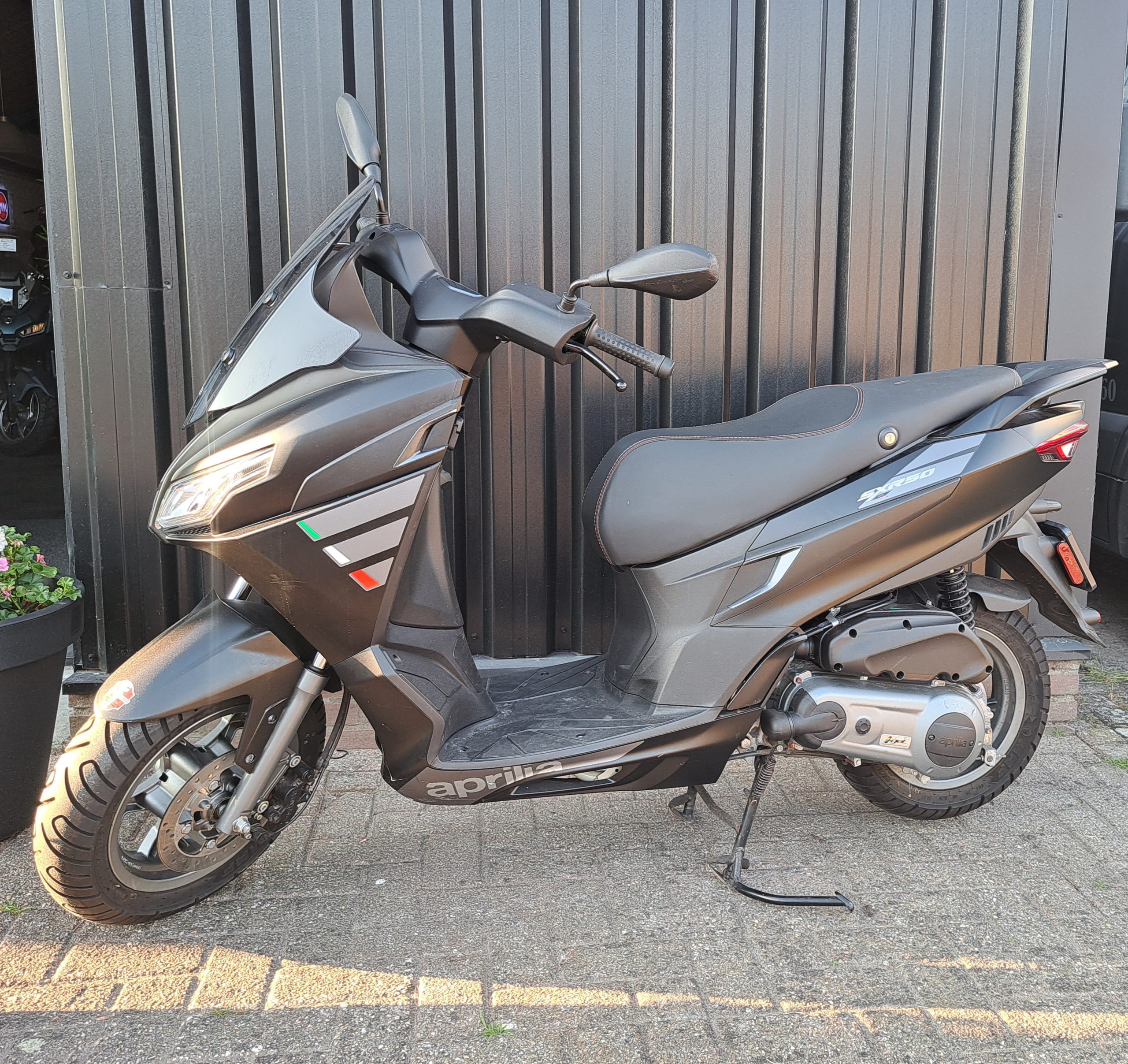 Zwarte Aprilia SXR bromscooter