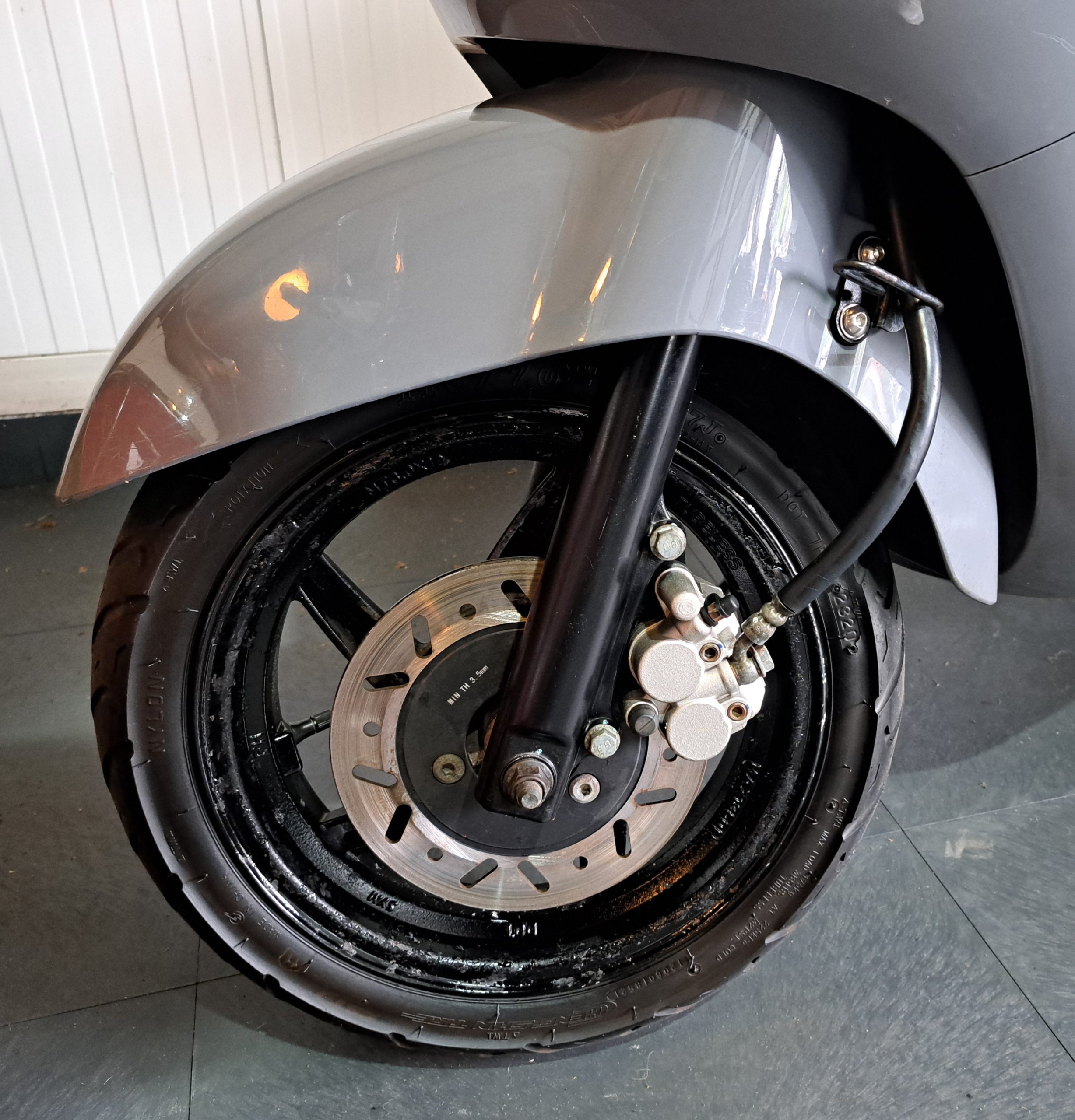 Sym Fiddle II snorscooter in de kleur Rich Grey - Afbeelding 3