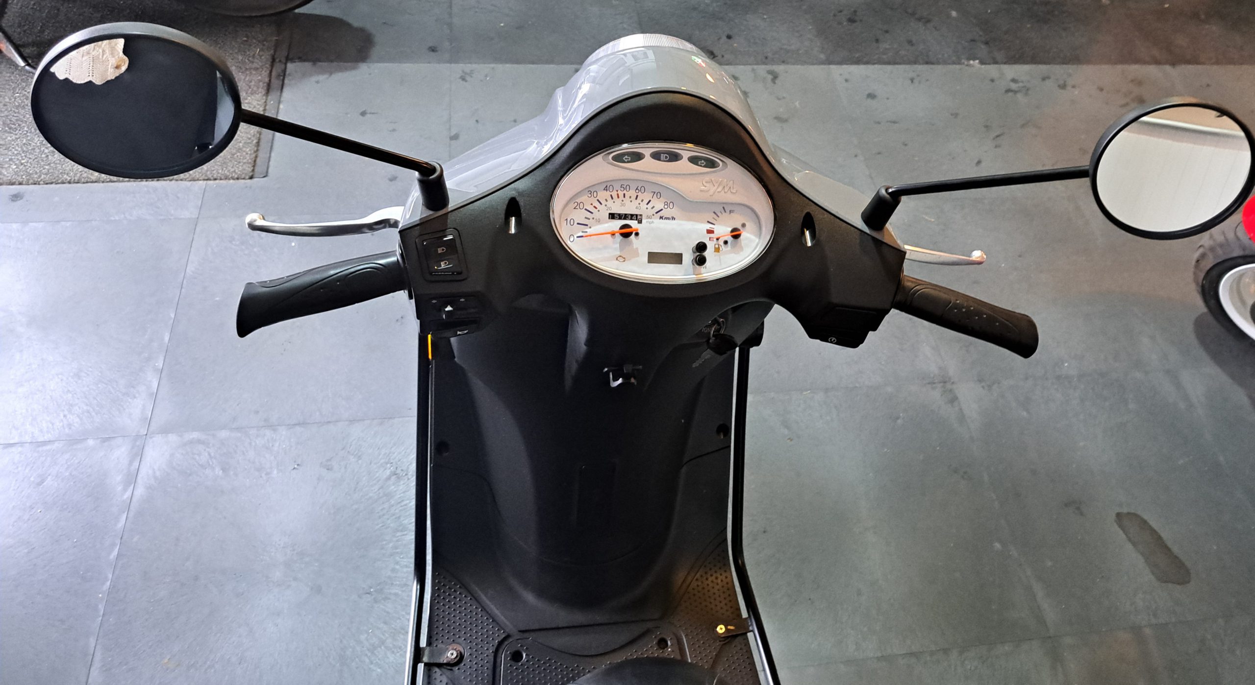 Sym Fiddle II snorscooter in de kleur Rich Grey - Afbeelding 5