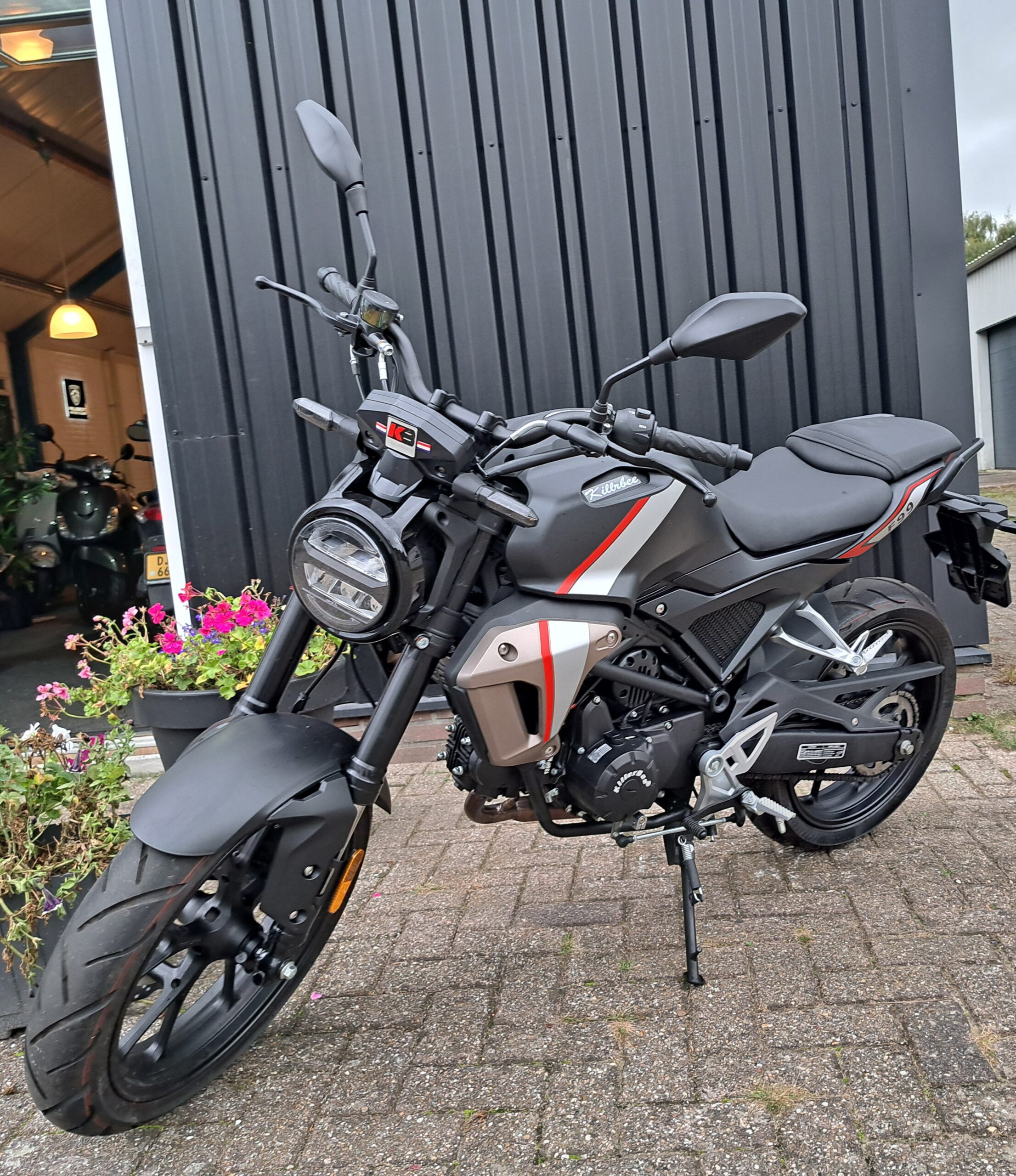 Killerbee F99 zwarte schakelbrommer